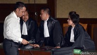 Kasman terbukti melanggar Pasal 5 ayat 1 huruf b UU Nomor 31 Tahun 1999 sebagaimana telah diubah dengan UU Nomor 20 tahun 2001 juncto Pasal 55 ayat 1 ke-1 KUHPidana.