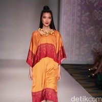 Koleksi Ghea Panggabean yang mengusung tema The Spice & Silk Route from Sumatera to Java di IPMI Trend Show 2017. The Hall Lt.8. Senayan City. Jakarta. [Foto: Mohammad Abduh/Wolipop]