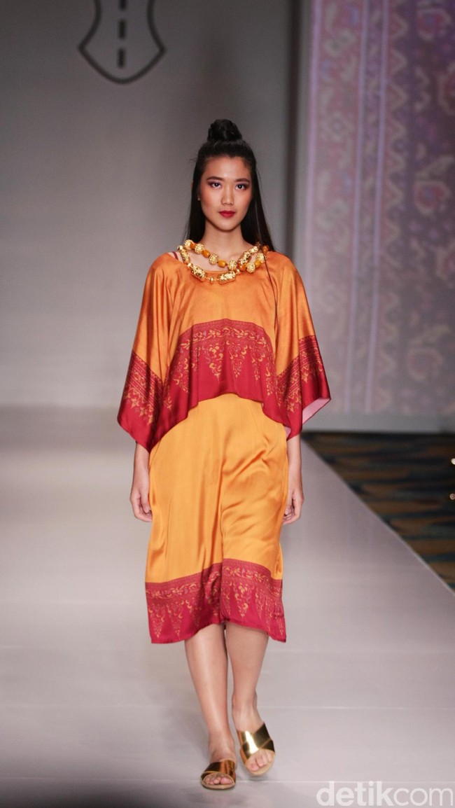 Koleksi Ghea Panggabean yang mengusung tema The Spice & Silk Route from Sumatera to Java di IPMI Trend Show 2017. The Hall Lt.8. Senayan City. Jakarta. [Foto: Mohammad Abduh/Wolipop]