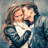 Ciuman di telinga menunjukkan rasa cinta yang juga diikuti dengan hasrat. Biasanya dilakukan suami pada istrinya sebagai ajakan untuk bercinta. Foto: Thinkstock