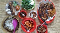 Foto: Ikan bakar, cumi, bahkan sate bandeng adalah menu yang bisa dinikmati di Warung Muaro di Cikoneng, Anyer. Lokasinya dekat Mercusuar Cikoneng (Fitraya/detikTravel)