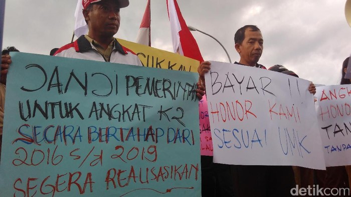 Tuntut Kenaikan Honor, Guru K2 di Blitar Demo