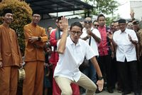 Sandiaga bergaya silat