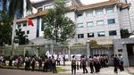 Puluhan Orang Demo di Depan Kedubes China