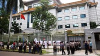 Sejumlah personel polisi tengah berjaga di lokasi.
