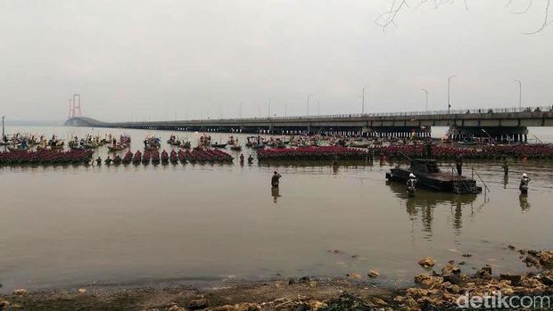 Peringati Hari Jadi ke 72, Marini Gelar Upacara di Pantai Tambak Wedi
