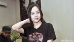 Aura Kasih Kok Bete? Seksinya Laras Syerinita Pamer Kaki Jenjang