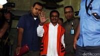 Marthen keluar gedung KPK usai diperiksa.