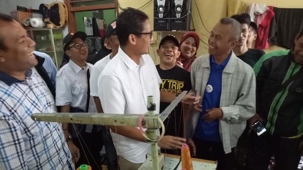 Belajar Menjahit di Rumah Warga, Sandiaga: Ternyata Saya Berbakat