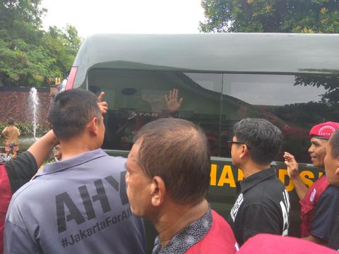 Agus Yudhoyono Sapa Prajurit TNI di Sela Blusukan di Kebon Bawang