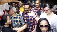 Blusukannya kali ini ia mengunjungi gang sempit di Jl Bangka 2 untuk mendengar dan mengetahui secara langsung keluhan dan masukan dari warga sekitar.