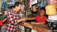 Ahok juga terlihat menyapa sejumlah pedagang.
