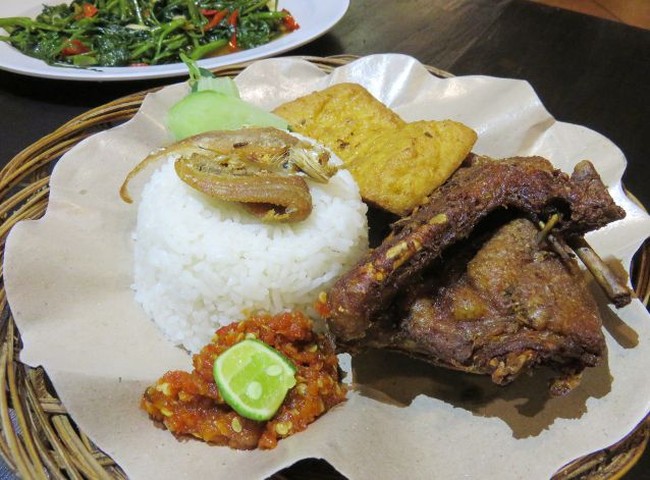 Malam Ini Enaknya Menikmati Nasi Tempong, Ayam Goreng Basah Hingga Bakso Hangat di Tebet