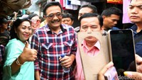 Warga berfoto dengan Djarot.