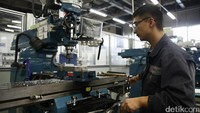 Siswa magang belajar membuat komponen di TGA Center, Pabrik Bosch Plant 2, Suzhou, Tiongkok.
