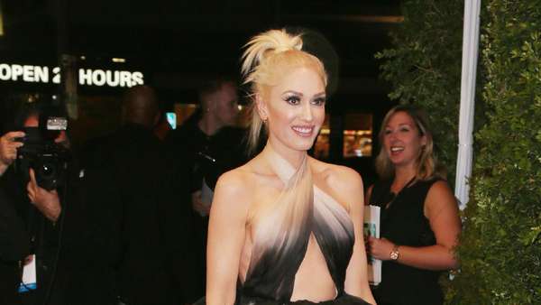 Gwen Stefani Tampil Cetar dengan Gaun Ombre Gwen Stefani Tampil Cetar dengan Gaun Ombre