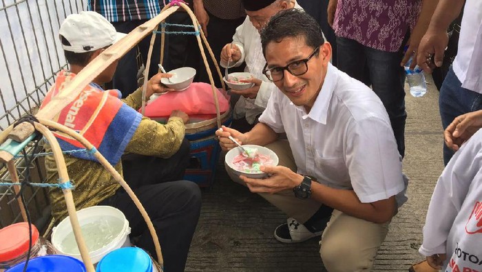 Pertama Kali Coba Selendang Mayang, Sandiaga: Wajib Ada di Balai Kota