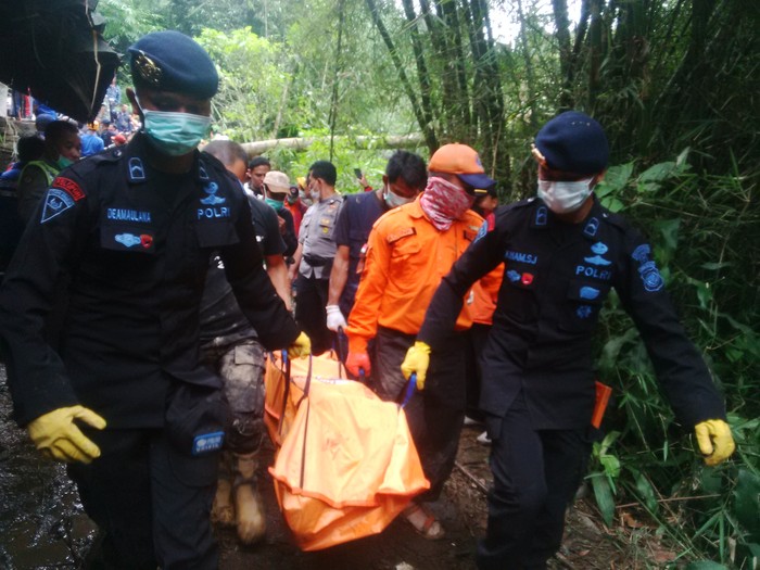 Petugas Berhasil Angkat 4 Jasad Penumpang Mobil Tertimbun Longsor di Lembang