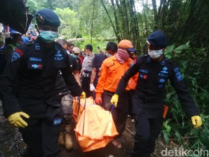 Petugas Berhasil Angkat 4 Jasad Penumpang Mobil Tertimbun Longsor di Lembang