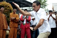 Bandingkan Gaya Silat ala Sandiaga dan Agus, Mana Lebih Keren?