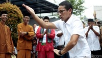 Saat palang pintu melakukan aksi silat, Sandiaga pun tak mau ketinggalan. Dia mengeluarkan jurus silat versinya sendiri.