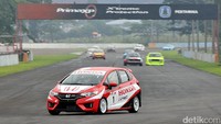 Alvin Bahar yang mengendarai Honda Jazz berusaha meninggalkan lawan-lawannya dalam kejuaraan Indonesian Sentul Series of Motorsport (ISSOM) 2016 di Sentul, Bogor Jawa Barat, Minggu (13/11/2016). Ist/Honda.