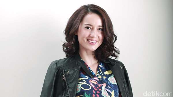 Throwback! Menawan Julie Estelle saat Pemotretan Celeb of The Month Throwback! Menawan Julie Estelle saat Pemotretan Celeb of The Month