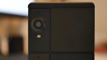 Harus dicatat kalau penggantian modul harus dilakukan ketika ponsel dalam keadaan hidup. Agar sistem bisa langsung mengenali. Ketika melepaskan modul, pengguna juga wajib memasukan password supaya sistem bisa menjalankan proses penggantian. Foto: Istimewa/phandroid