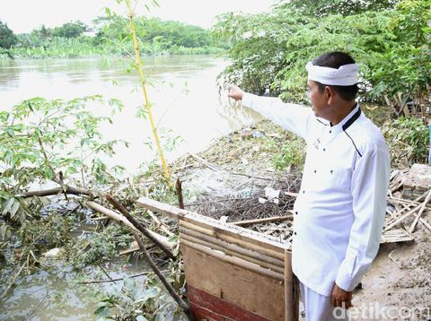 Kang Dedi Makan Bareng Warga yang Kena Banjir di Karawang
