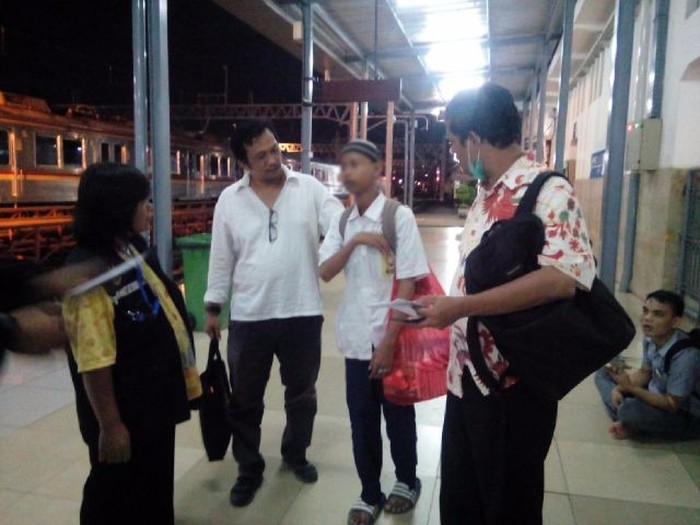 Waspadai Pengemis Modus Pura-pura Sakit di Kereta