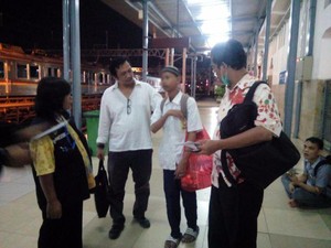 Waspadai Pengemis Modus Pura-pura Sakit di Kereta