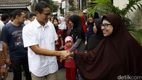 Sandiaga menyalami warga.