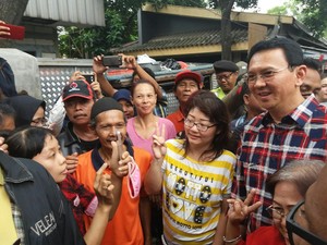 Blusukan di Jatinegara, Ahok Disambut Ibu-ibu untuk Berfoto