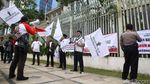 Puluhan Orang Demo di Depan Kedubes China