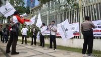 Mereka mengecam pernyataan Perdana Menteri China yang dinilai ikut campur dalam permasalahan Bangsa Indonesia.