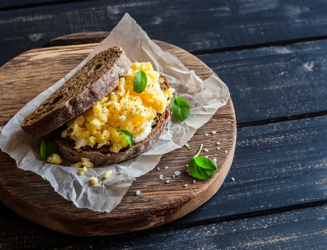 Si Kecil Tak Mau Sarapan? Berikan Saja Sandwich Telur dan Pancake Pisang!