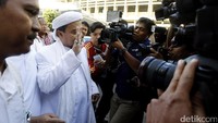 Habib Rizieq menjawab pertanyaan wartawan.