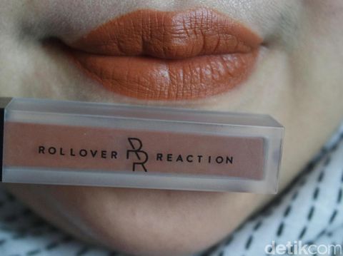 <i>Product Review</i>: Lipstik Cokelat dari Brand Lokal Rollover Reaction