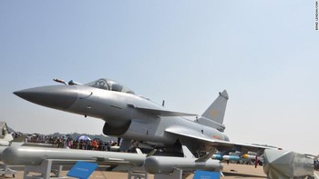 8. Chengdu J-10: J-10 adalah jet generasi keempat yang dirancang oleh China pada 1990-an. J-10 dengan cepat menjadi salah satu jenis pesawat paling populer di militer China. Walau sangat sedikit J-10 yang diekspor (Pakistan adalah satu-satunya negara lain yang menerimanya), cukup banyak yang telah diproduksi. Karena kerahasiaan China, tak dapat dikatakan dengan pasti berapa banyak jet ini telah dibuat. Perkiraan berkisar dari 200 hingga hampir 600 unit. Foto: Brad Lendon/CNN