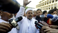 Didampingi sekitar 10 orang, Habib Rizieq datang sekitar pukul 09.00 WIB, Selasa (15/11/2016). Ada juga Habib Muchsin yang ikut dalam rombongan Habib Rizieq.