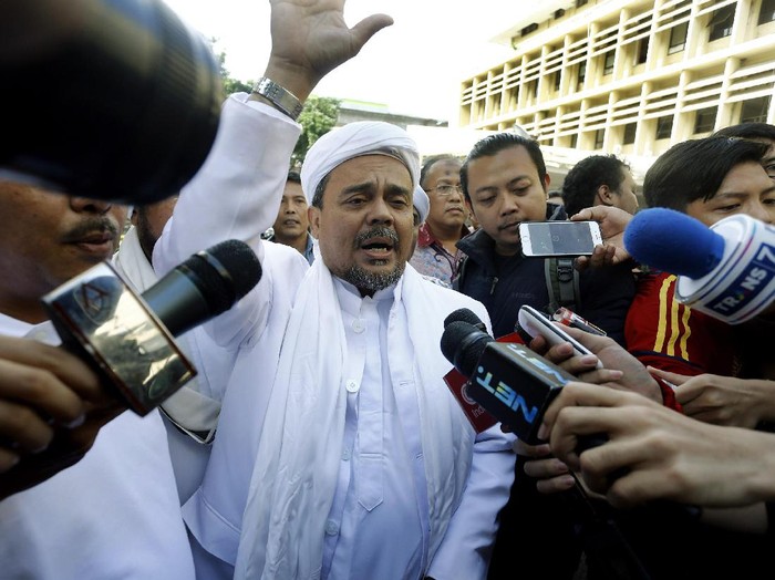 Imam Besar Front Pembela Islam (FPI) Habib Rizieq Shihab mendatangi Mabes Polri. Habib Rizieq mengaku ikut serta dalam gelar perkara kasus Ahok.