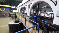 Salah seorang petugas nampak sedang mengecat pintu air yang dibangun sejak masa kolonial Belanda tersebut.