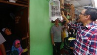 Djarot mendatangi rumah warga.