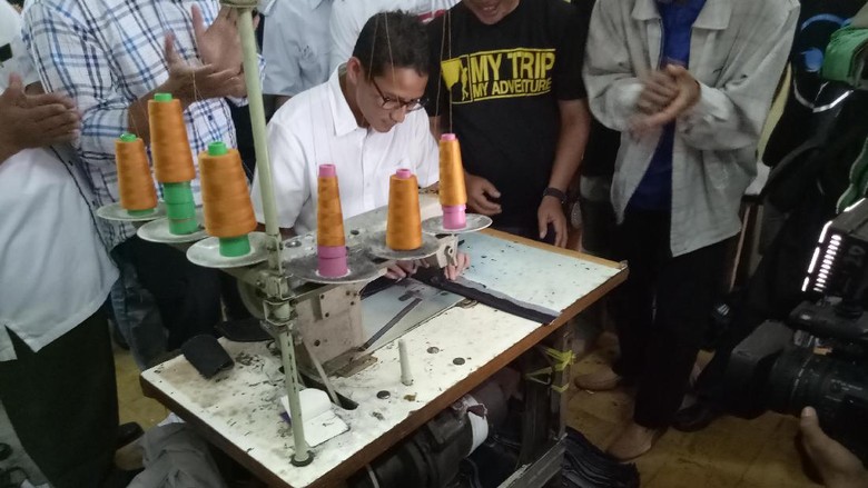 Belajar Menjahit di Rumah Warga, Sandiaga: Ternyata Saya 