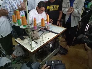 Belajar Menjahit di Rumah Warga, Sandiaga: Ternyata Saya Berbakat