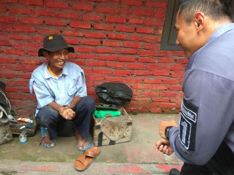 Agus Yudhoyono Sapa Petugas PT KAI dan Tukang Las Sepatu di Priok