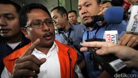 Marthen Dira Tome memberikan keterangan kepada wartawan.