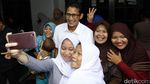Sandiaga Pamer Jurus Silat Lipet Dompet
