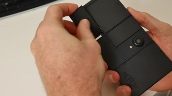 Cara memasangnya mudah, cukup diselipkan saja ke konektor dan pengait bermagnet yang tersedia. Foto: Istimewa/phandroid