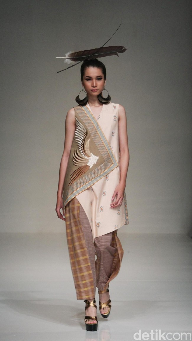 Balijava by Denny Wirawan. Cita Tenun Indonesia. Jakarta Fashion Week 2017. Senayan. Jakarta. [Foto: Mohammad Abduh/Wolipop]